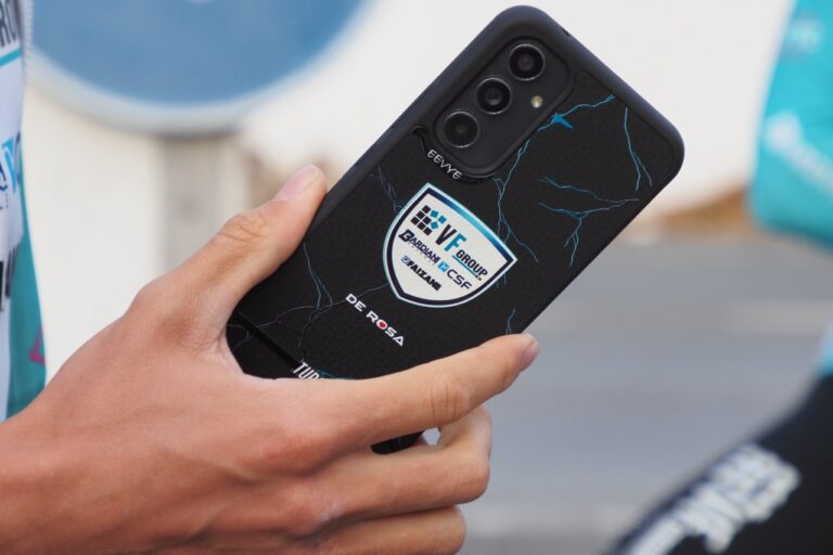 VF GROUP BARDIANI-CSF FAIZANE’, LA NUOVA COVER DI EEVYE E’ UN FULMINE DI STILE.