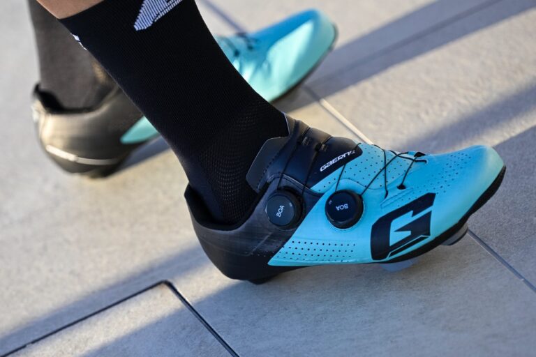 VF GROUP BARDIANI-CSF FAIZANÈ: GAERNE LANCIA LA NUOVA SCARPA DA CORSA G.JET E FA IL SUO RITORNO SULLA DIVISA DI GARA DEL TEAM.