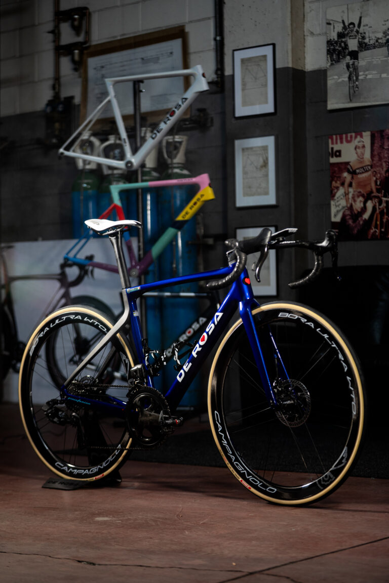 SVELATA LA DE ROSA 70 DNA BLU, LA BICI DEL TEAM PER LA STAGIONE 2026.