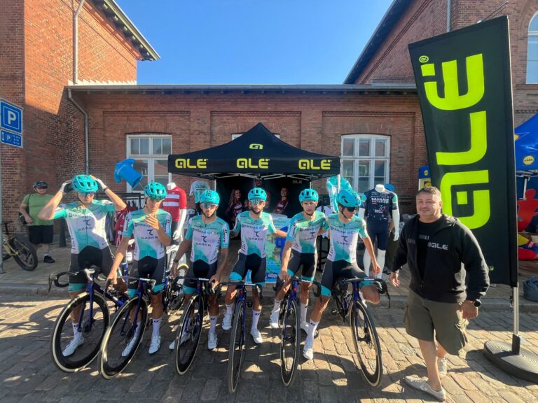POSTNORD TOUR OF DENMARK: LA BARDIANI-CSF 7 SABER IN VISITA ALLO STAND ALÉ.